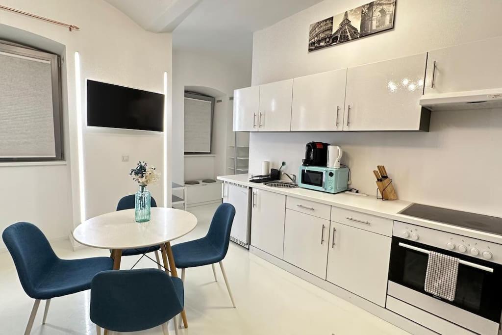 C’est La Vie à Paris Apartment